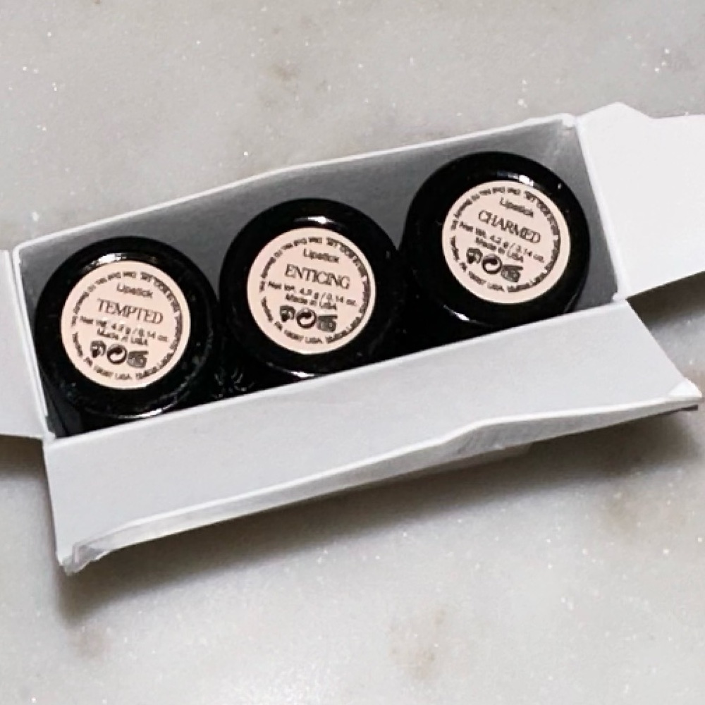 ✨NEW IN BOX✨ Doll 10 DOLL VAULT
KISSES & COMPLIMENTS LIP ROUGE COLLECTION - Picture 9 of 9